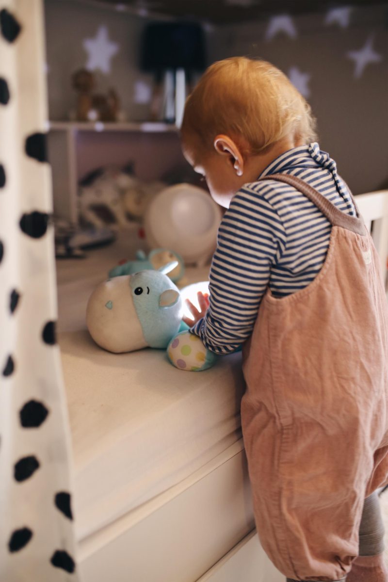 Wir fliegen bis zum Mond und den Sternen im neuen Kinderzimmer #FisherPrice #2in1TraumbärchenSpieluhr #LittlePeopleFlugzeug | Pinspiration.de