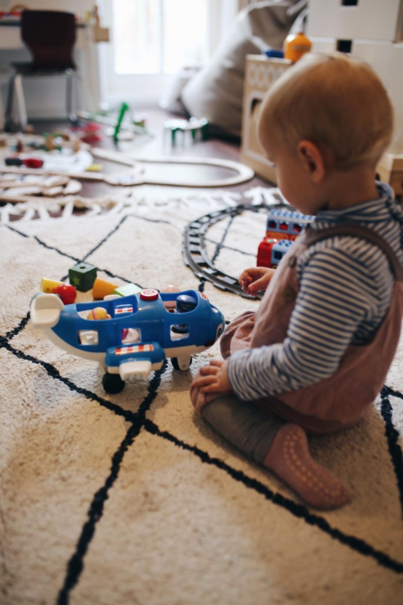 Wir fliegen bis zum Mond und den Sternen im neuen Kinderzimmer #FisherPrice #2in1TraumbärchenSpieluhr #LittlePeopleFlugzeug | Pinspiration.de