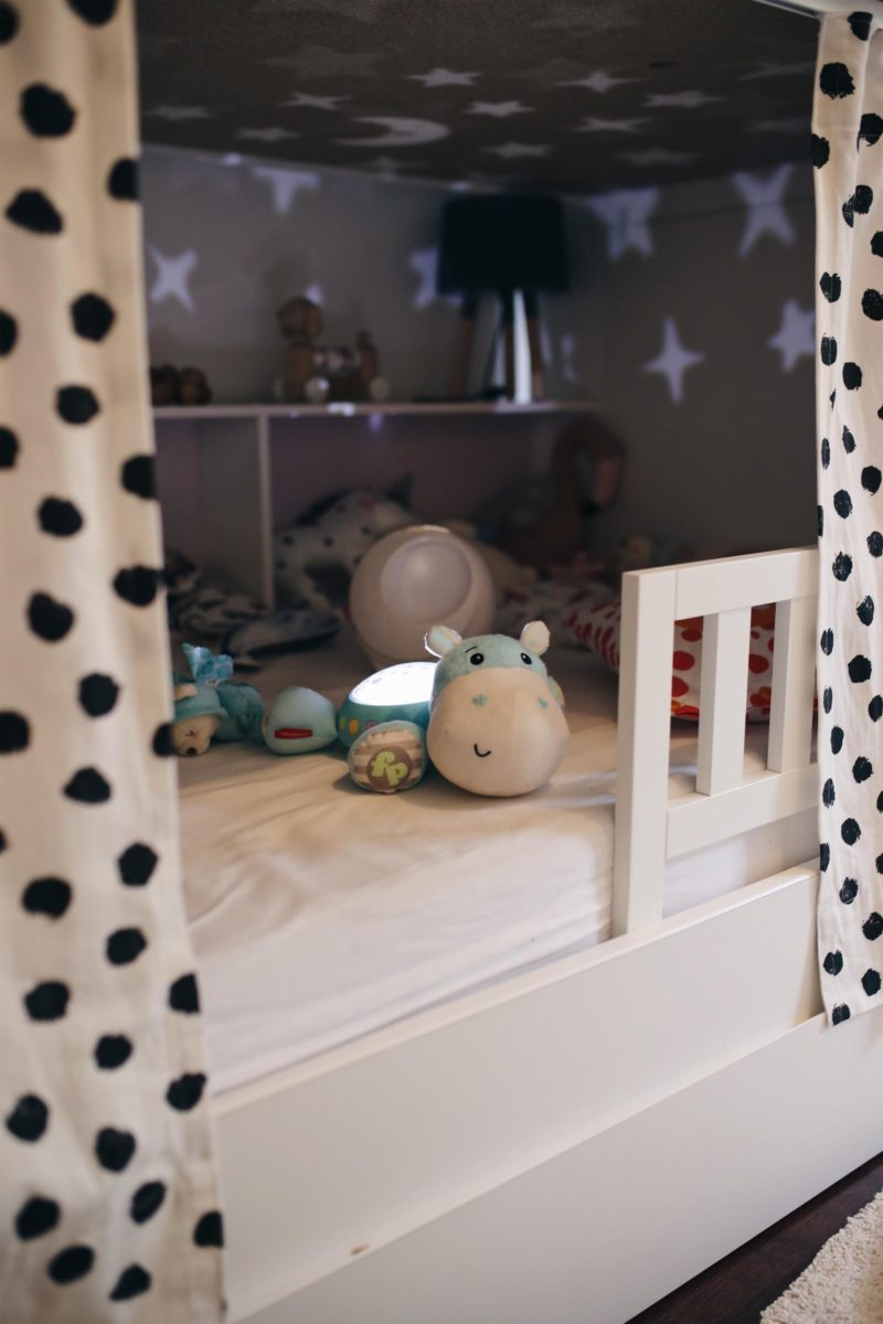 Wir fliegen bis zum Mond und den Sternen im neuen Kinderzimmer #FisherPrice #2in1TraumbärchenSpieluhr #LittlePeopleFlugzeug | Pinspiration.de