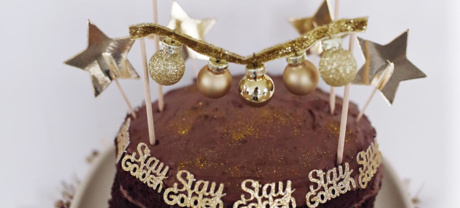 Kleine Torte – groß gedacht: ein goldener Dr. Oetker Naked Cake Schoko mit DIY Cake Topper | Pinspiration.de
