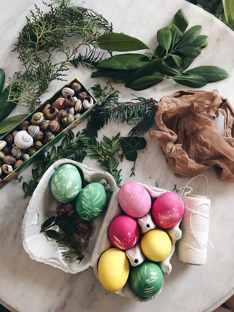 Einfacher Oster-Kinderspaß: Bunte #Ostereier mit Blättern färben #Ostereierfärben #bastelnmitkindern #ostern | Pinspiration