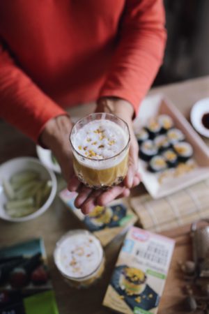 Genuss Werkstatt: Goldene Kürbis-Chai-Latte und Kürbis Sushi mit Mais Krokant | Pinspiration.de