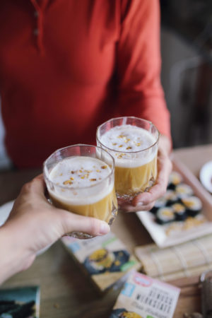 Genuss Werkstatt: Goldene Kürbis-Chai-Latte und Kürbis Sushi mit Mais Krokant | Pinspiration.de