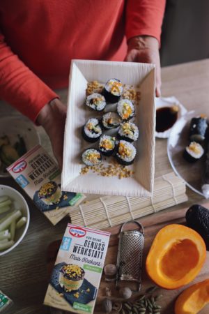 Genuss Werkstatt: Goldene Kürbis-Chai-Latte und Kürbis Sushi mit Mais Krokant | Pinspiration.de