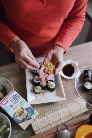 Genuss Werkstatt: Goldene Kürbis-Chai-Latte und Kürbis Sushi mit prickelndem Mais Krokant | Pinspiration.de