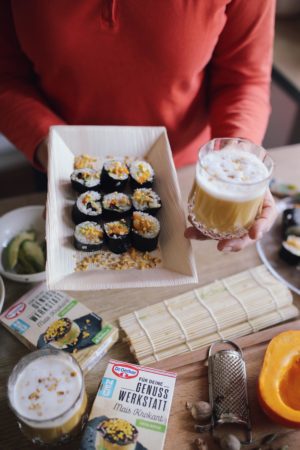 Genuss Werkstatt: Goldene Kürbis-Chai-Latte und Kürbis Sushi mit prickelndem Mais Krokant | Pinspiration.de