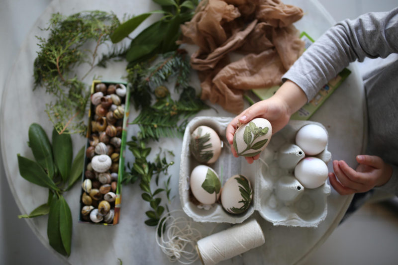 Einfacher Oster-Kinderspaß: Bunte #Ostereier mit Blättern färben #Ostereierfärben #bastelnmitkindern #ostern | Pinspiration