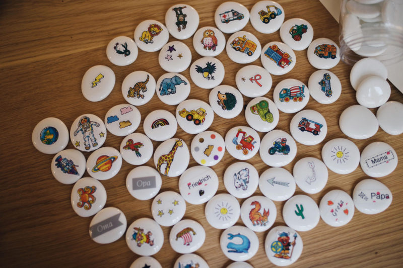 DIY-Erzaehlsteine für Kinder mit Stickern und Brother P-touch Labeln | Pinspiration