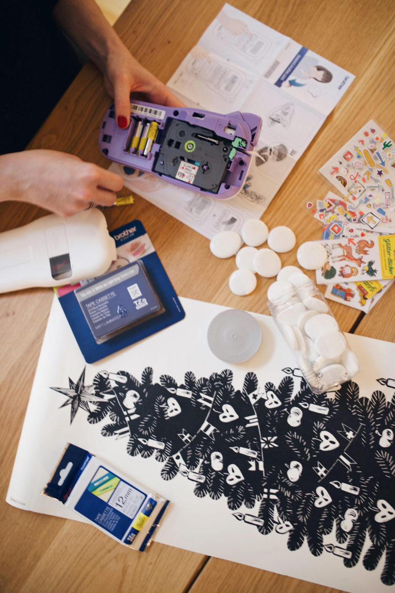 DIY-Erzaehlsteine für Kinder mit Stickern und Brother P-touch Labeln | Pinspiration