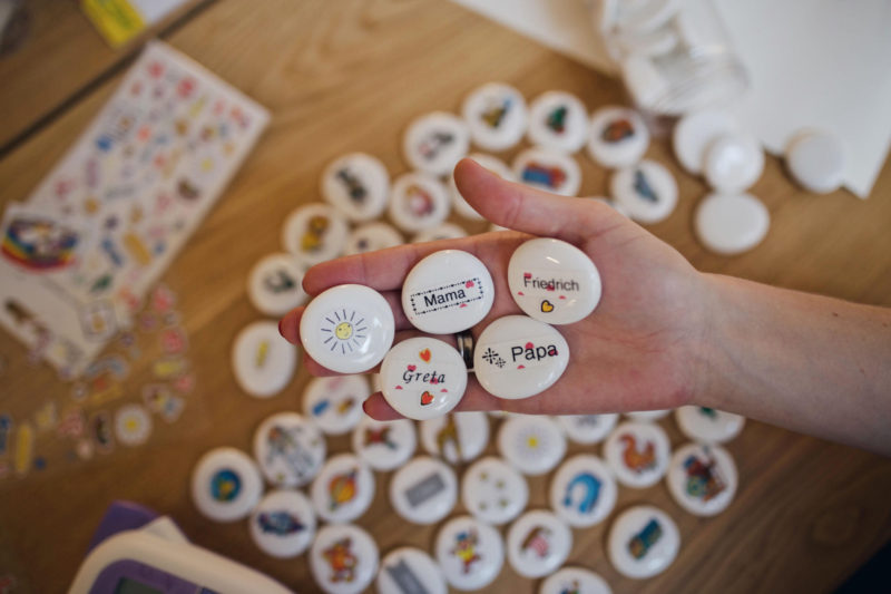DIY-Erzaehlsteine für Kinder mit Stickern und Brother P-touch Labeln | Pinspiration