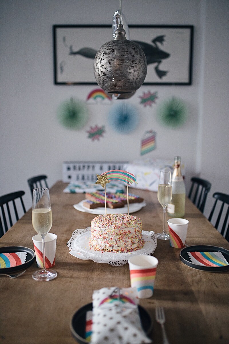 Friedrichs spritziges Regenbogen-Kindergeburtstags-Frühstück. Friedrichs 4. Regenbogen Kindergeburtstag war kunterbunt und feuchtfröhlich aufregend. Alle Details zu Dekoration und Genussmomenten jetzt auf Pinspiration | Henkell x Pinspiration #Kindergeburtstag #Regenbogengeburtstag #kidsbirthday #toddlerbirthday #regenbogenkuchen #rainbowparty #rainbowcake