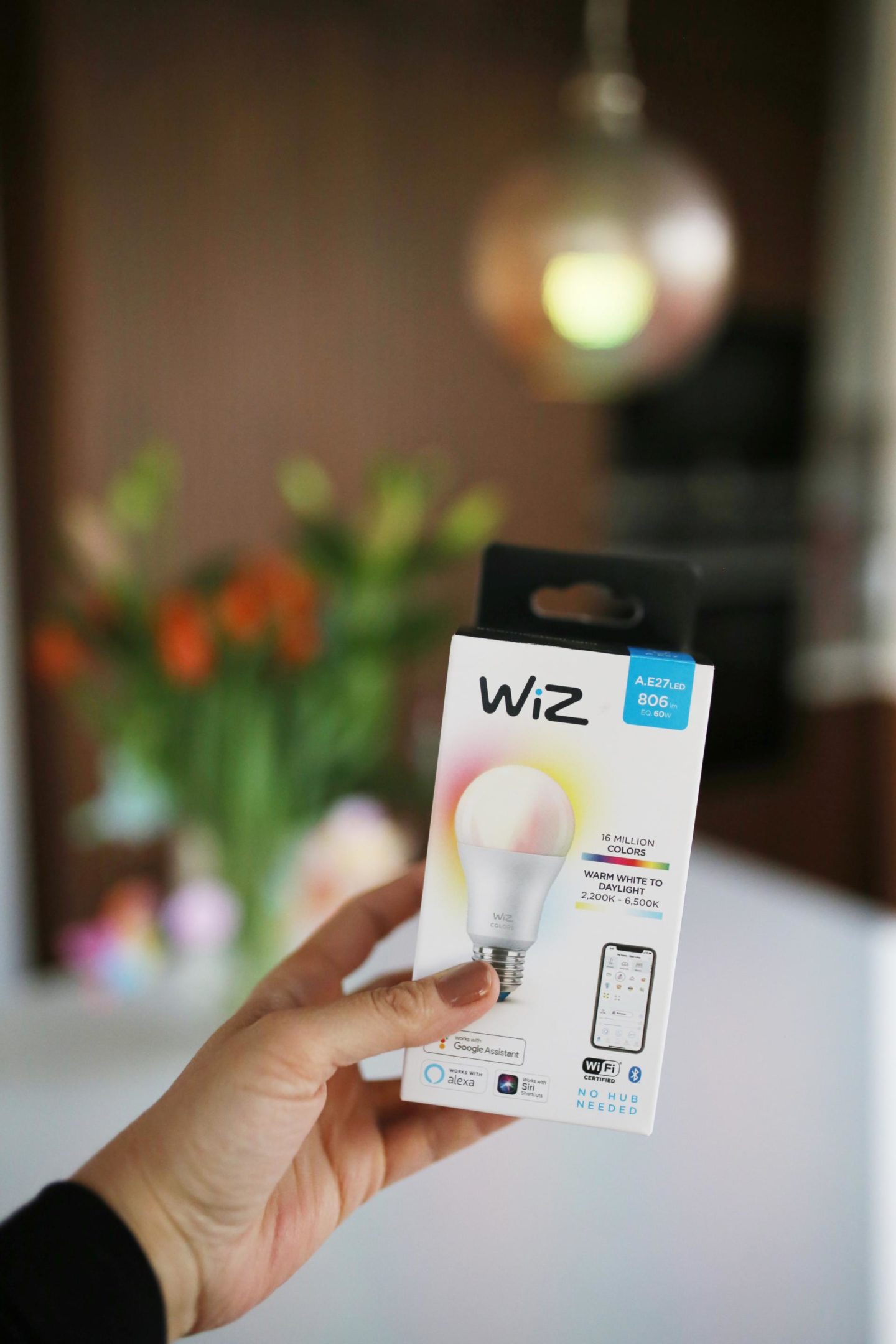 Mit WiZ ist bei uns ein drahtloses LED-Beleuchtungssystem in unsere Küche eingezogen, das mit Hilfe von WLAN und der WiZ App verbunden und über Smartphone, Tablet oder der WiZMote Fernbedienung gesteuert wird. Jeder Raum kann einzeln angepasst werden, um zu bestimmen, welche Lampe wann und in welchem Modus leuchten soll.