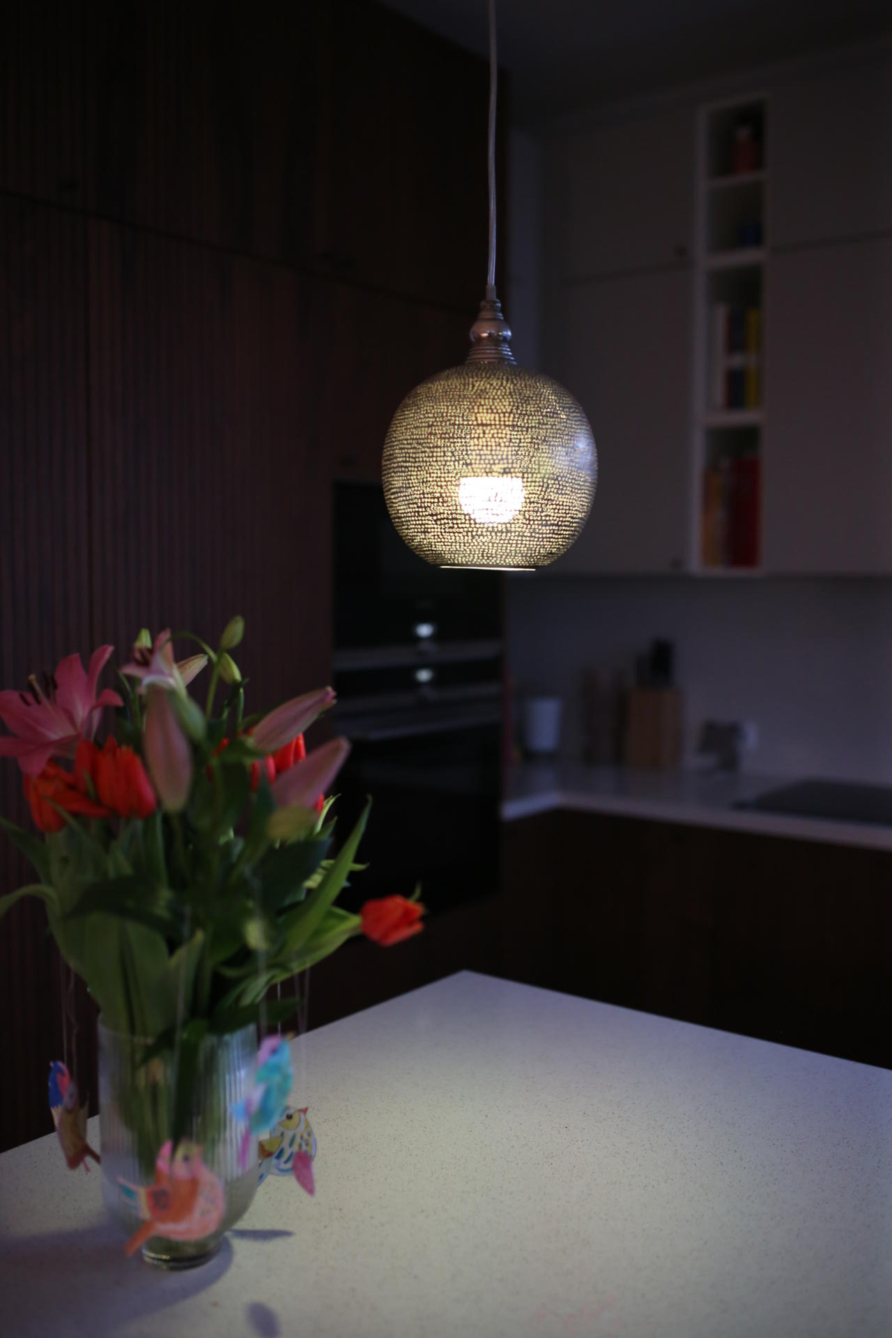Mit WiZ ist bei uns ein drahtloses LED-Beleuchtungssystem in unsere Küche eingezogen, das mit Hilfe von WLAN und der WiZ App verbunden und über Smartphone, Tablet oder der WiZMote Fernbedienung gesteuert wird. Jeder Raum kann einzeln angepasst werden, um zu bestimmen, welche Lampe wann und in welchem Modus leuchten soll.